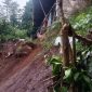Hujan Deras Picu Longsor di Ciambar Sukabumi, Dua Motor Tertimbun dan Tiga Rumah Terancam