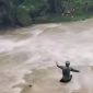 Banjir Bandang Terjang Objek Wisata Curug Cikaso Sukabumi, Seluruh Wisatawan Berhasil Dievakuasi Selamat
