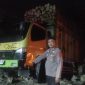 Truk Pengangkut Kayu Patah As Roda di Sukabumi, Hantam Rumah dan Bengkel Motor